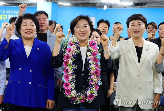 환호하는 신수정 광주 북구청장 후보