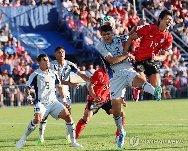 헤딩 시도하는 조규성