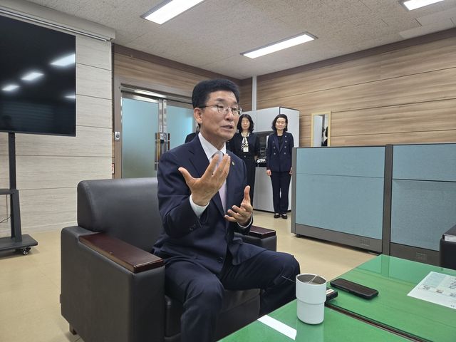 기자실 찾아 향후 4년 구상 밝히는 윤건영 충북교육감