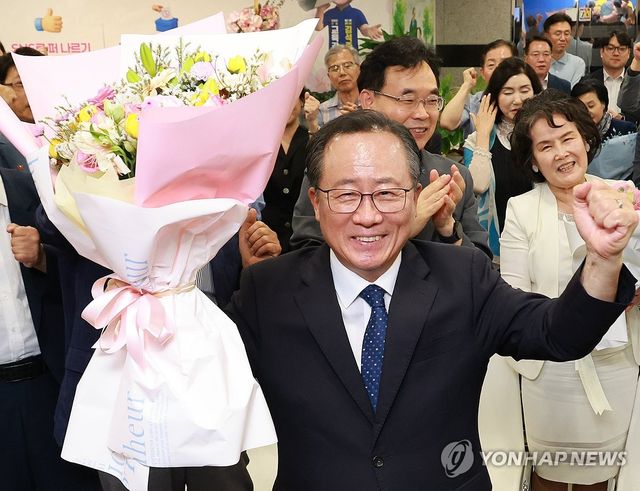 꽃다발 든 김석준 부산시교육감 후보