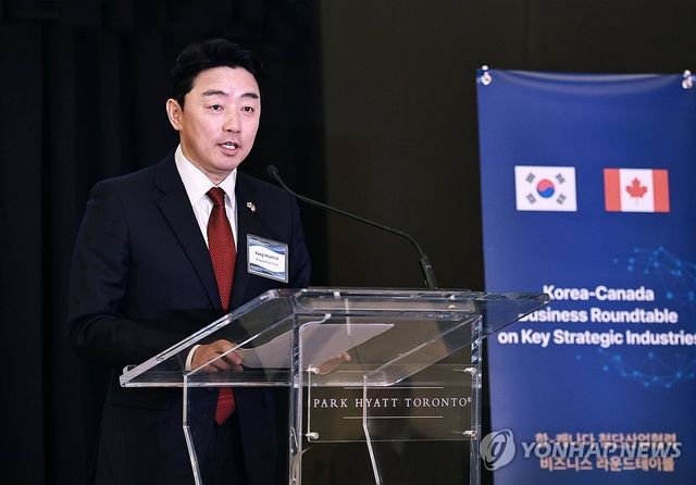 한-캐 첨단산업협력 비즈니스 라운드테이블 참석한 강훈식 비서실장