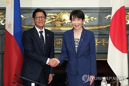 악수하는 필리핀-일본 정상