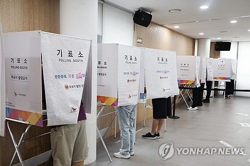투표하는 유권자들