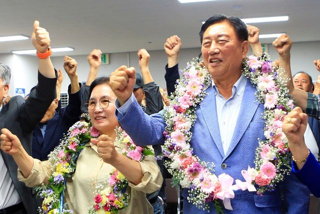 축하 꽃다발 목에 건 김한종 전남 장성군수 당선인