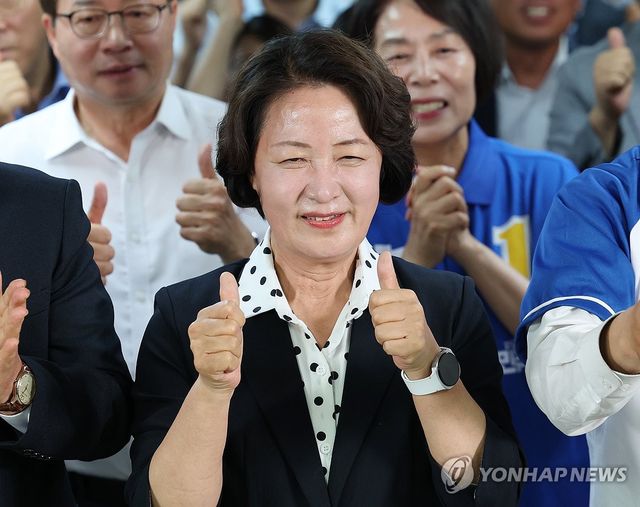 환한 표정의 추미애 후보