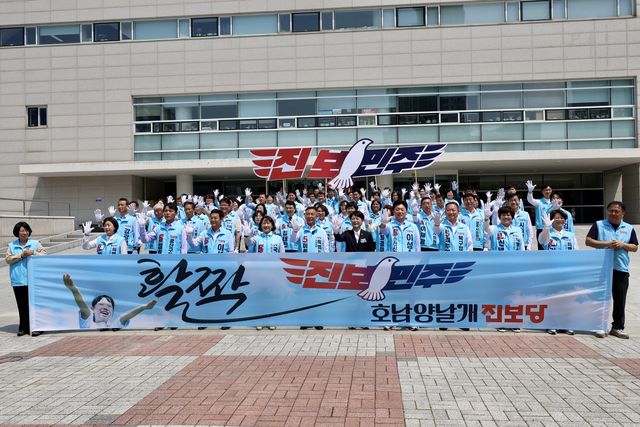 전남광주 지방선거 성과 기자회견하는 진보당 후보자들 