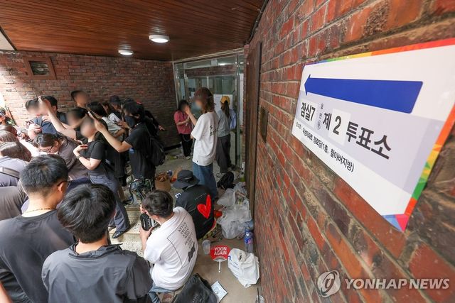 '투표함 반출 반대' 주장