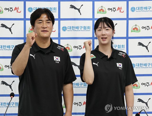 파이팅 하는 여자배구 국가대표팀 감독