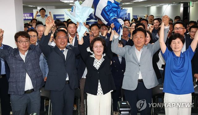 꽃다발 들고 기뻐하는 추미애