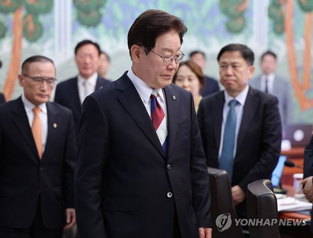 수석보좌관회의 입장하는 이재명 대통령