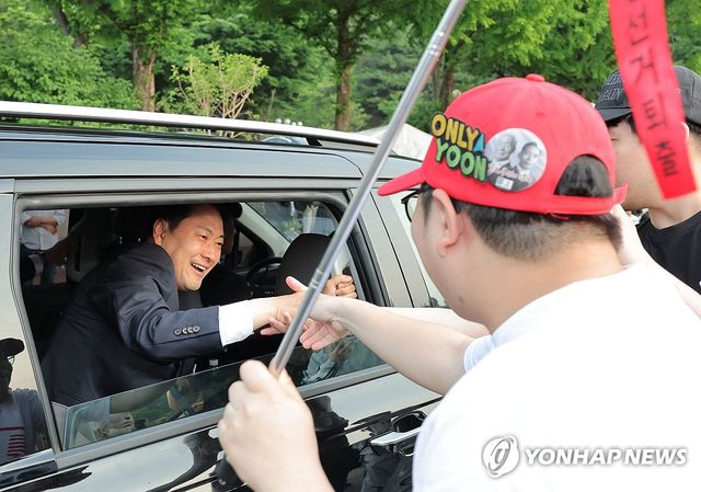 선관위 항의 집회 참가자들에 인사하는 장동혁