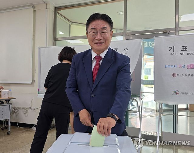투표하는 권순기 후보