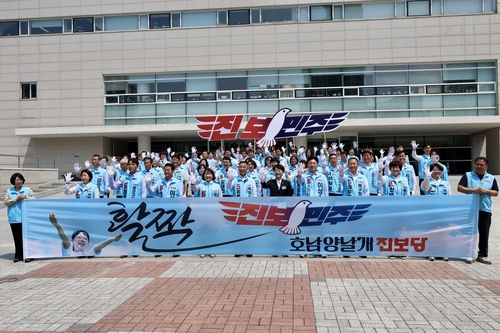 전남광주 지방선거 성과 기자회견하는 진보당 후보자들 