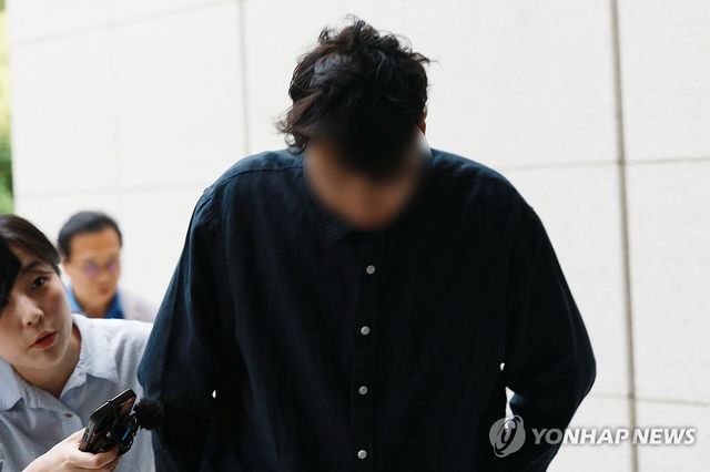 '외국인 근로자 폭행' 인천 섬유공장 대표 영장심사 출석