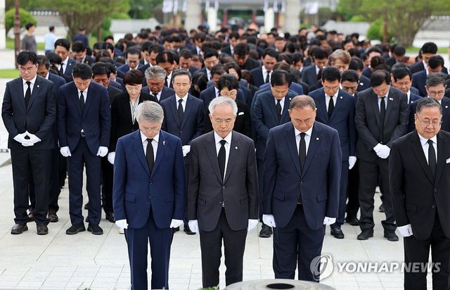 민주묘지 참배하는 전남광주통합특별시장 당선인들