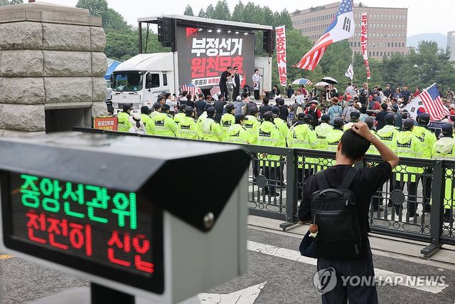 투표용지 부족 비판 집회 계속