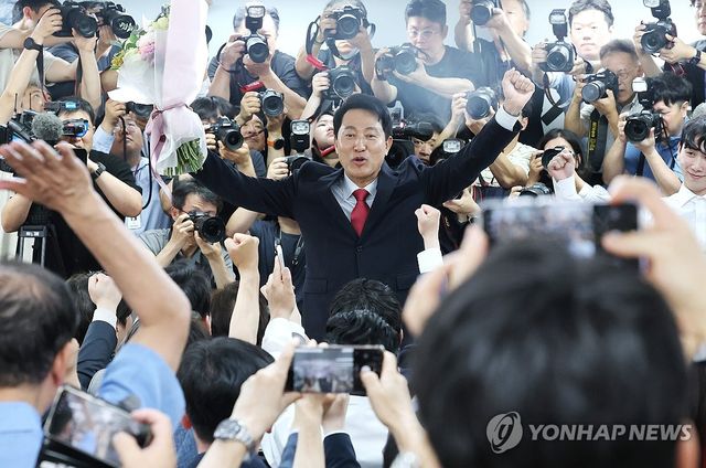 지지자 향해 인사하는 오세훈 후보