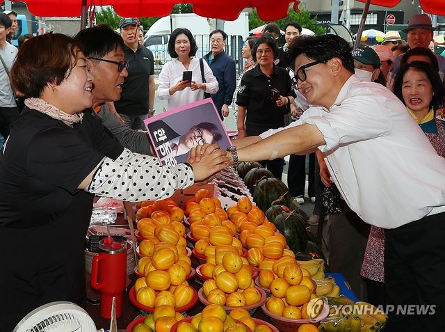 구포시장 달려가 감사 인사하는 한동훈