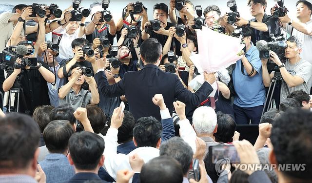 취재진 향해 인사하는 오세훈 후보
