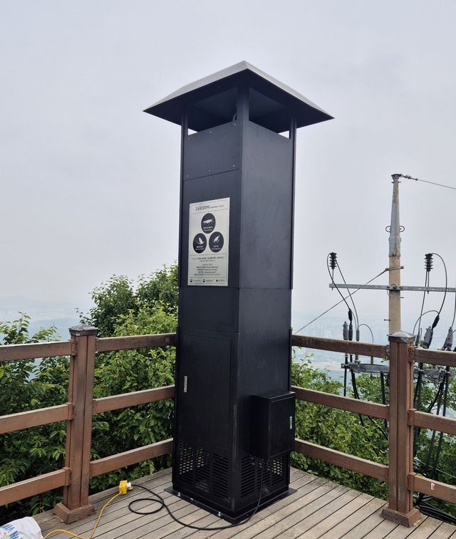 계양산 정상에 설치된 러브버그 포집기