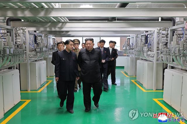 새 핵물질 생산공장 돌아보는 김정은