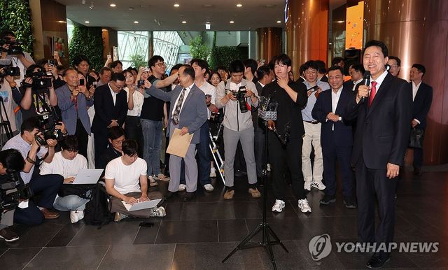 감사 인사 하는 오세훈 서울시장