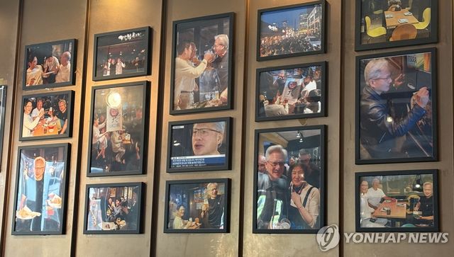깐부치킨 삼성점 매장 벽면에 걸린 '치맥 회동' 사진