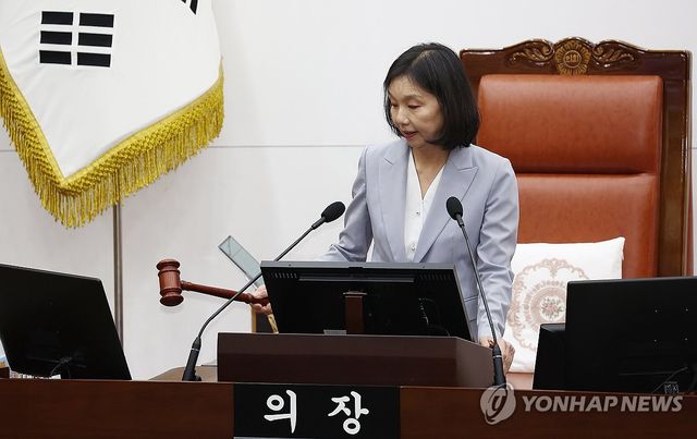 의사봉 두드리는 최호정 서울시의회 의장