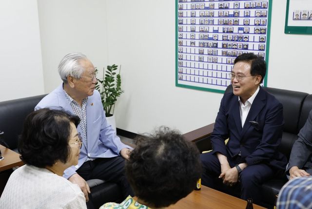 4일 대한노인회강서구지회를 방문한 진교훈 구청장