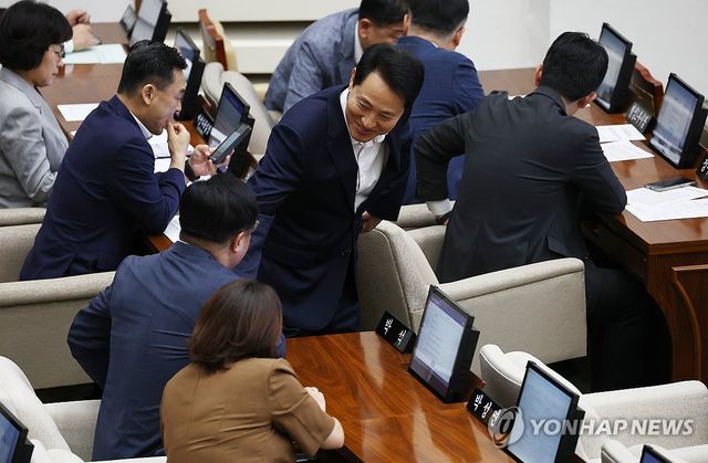 시의회 들어서는 오세훈 서울시장