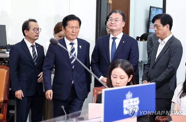 기자회견 입장하는 정청래 총괄상임선대위원장