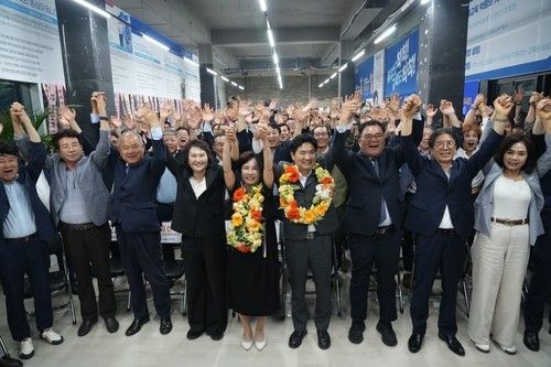 당선 유력에 환호하는 김대중 후보와 캠프 관계자들