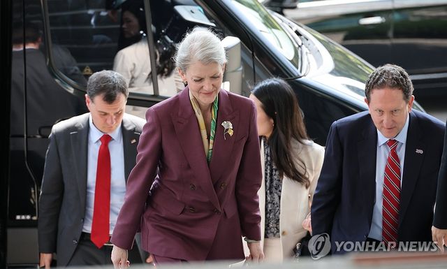 외교부 도착한 앨리슨 후커 미 국무부 정무차관