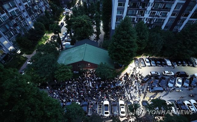 밤새 투표함 반출 반대하는 시민들