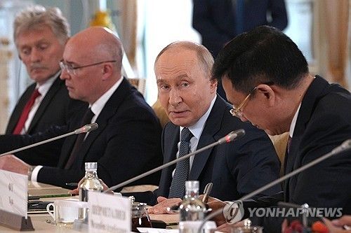 국제 언론사 간부들과 대화하는 푸틴 러시아 대통령