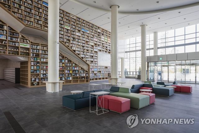 울산도서관 벽면 서가