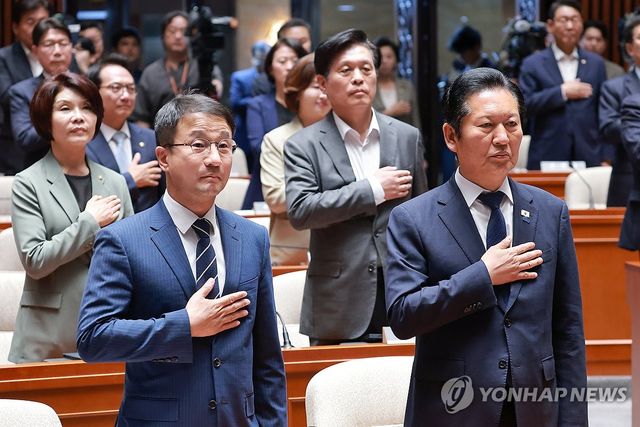 국기에 경례하는 민주당 정청래 대표와 한병도 원내대표