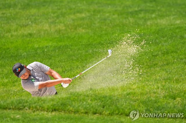 벙커샷을 시도하는 김시우