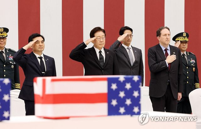 경례하는 이재명 대통령