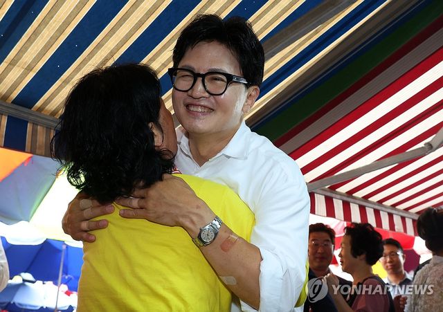 구포시장 상인과 포옹하는 한동훈