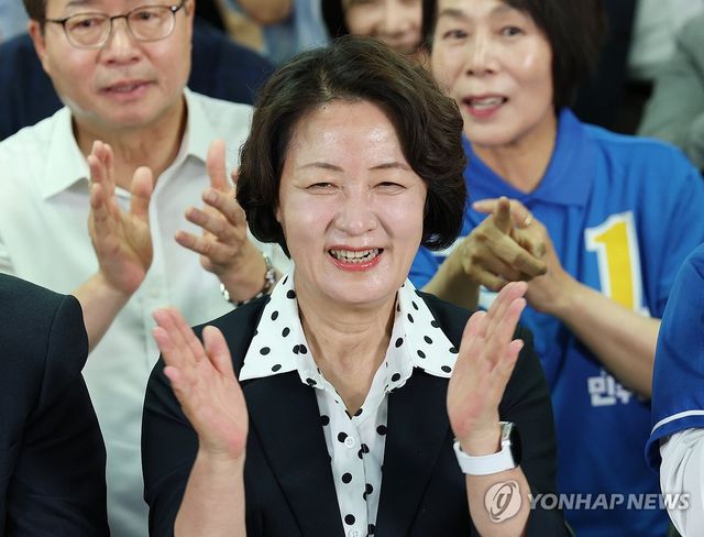 환한 표정의 추미애 후보