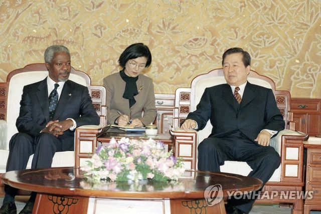 1998년 10월 23일 청와대를 방문해 김대중 당시 대통령과 대화하는 코피 아난 전 유엔 사무총장 [연합뉴스 자료사진. 재판매 및 DB 금지]