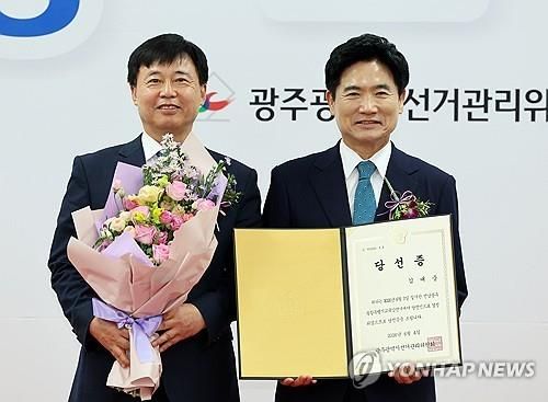 당선증 받는 김대중 전남광주특별시 교육감 당선인