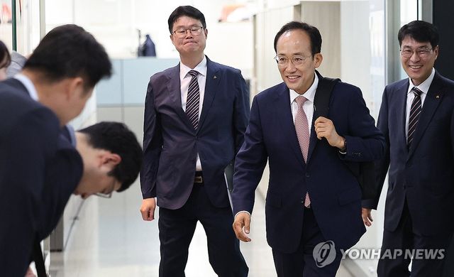 대구시 업무 보고받기 위해 이동하는 추경호 당선인