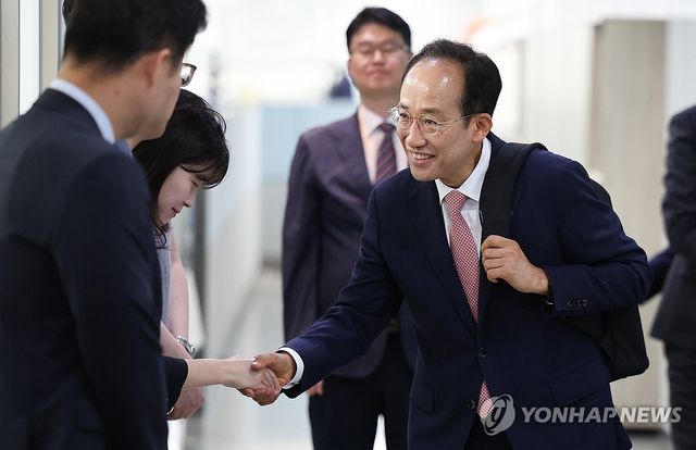 대구시 관계자와 악수하는 추경호 당선인