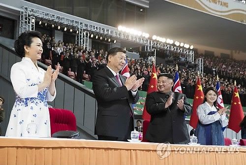 2019년 방북 당시 집단체조 관람하는 시진핑과 김정은