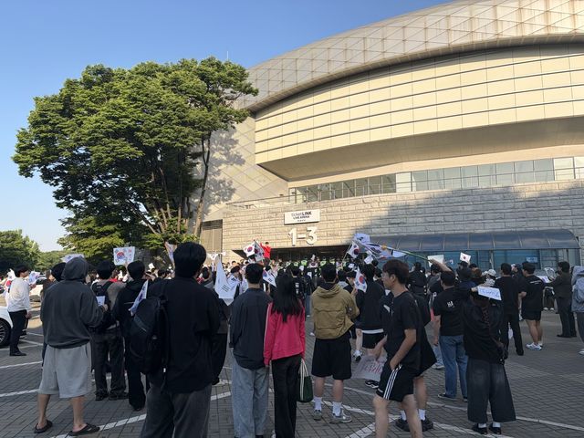 개표소 봉쇄 시위가 벌어지고 있는 서울 올림픽공원 핸드볼경기장 앞의 모습 [촬영 김채린]