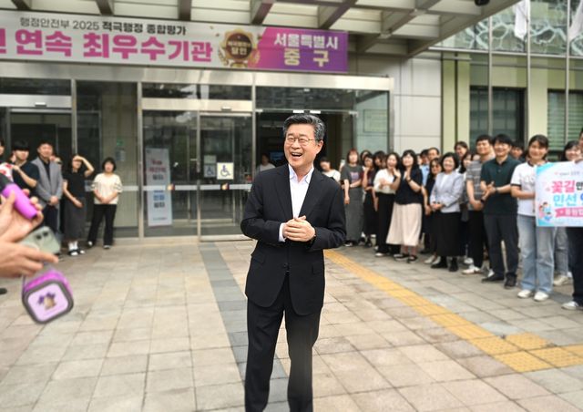 4일 출근길에 직원들과 인사하는 김길성 중구청장
