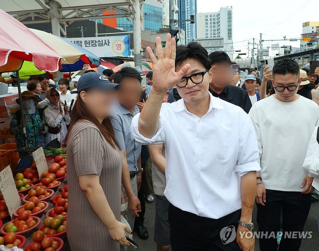 구포시장 달려가 감사 인사하는 한동훈