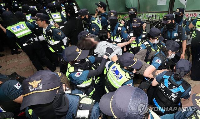 경찰, 잠실7동 2투표소 투표함 이송 위해 시위대 해산 조치